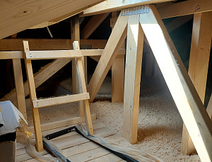 Zateplení stropu dřevostavby rodinného domu pomocí foukané izolace